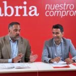 Pedro Casares y Killian Sánchez durante una reunión sobre la situación de la sanidad pública en Cantabria