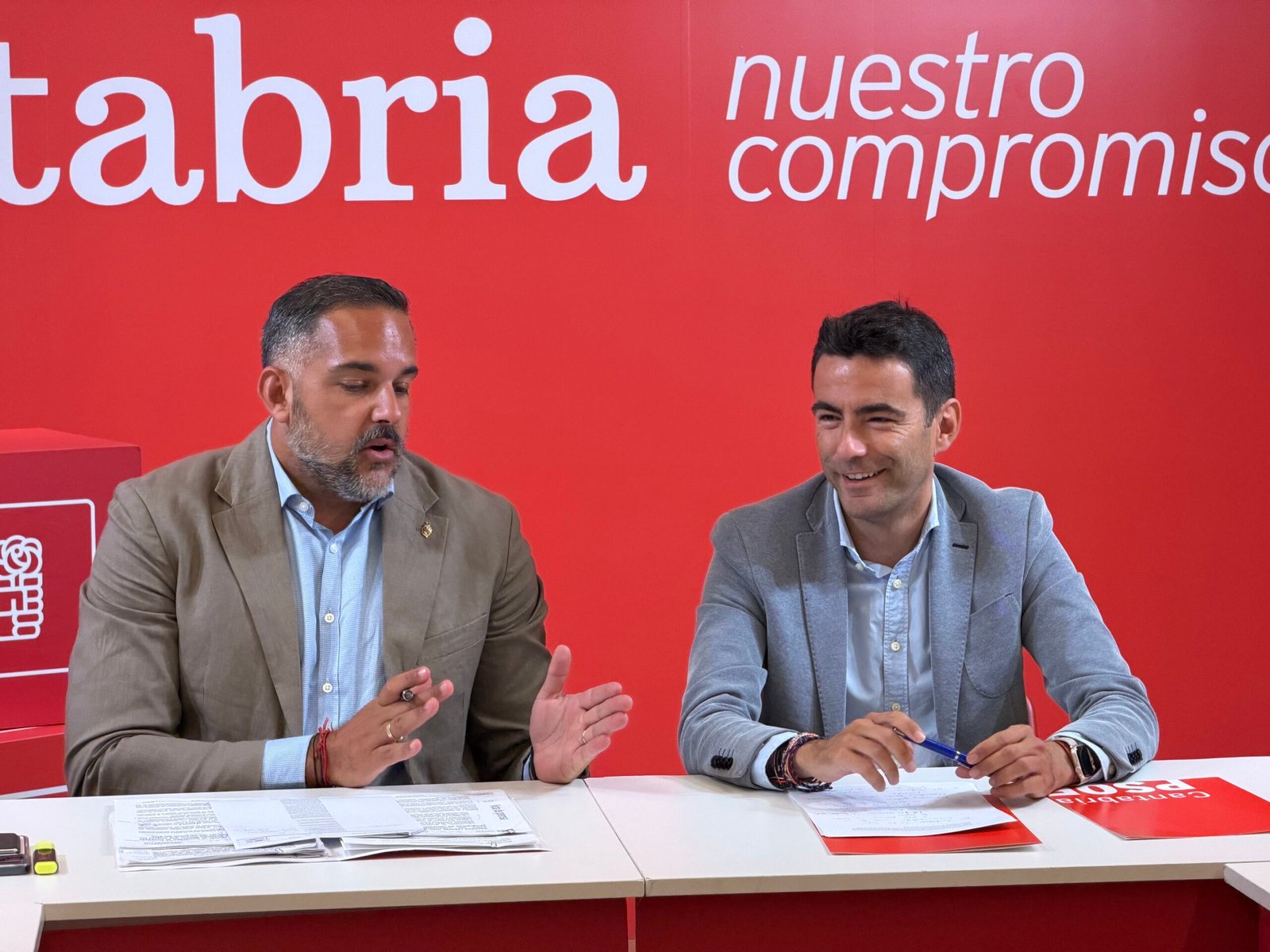 Pedro Casares y Killian Sánchez durante una reunión sobre la situación de la sanidad pública en Cantabria