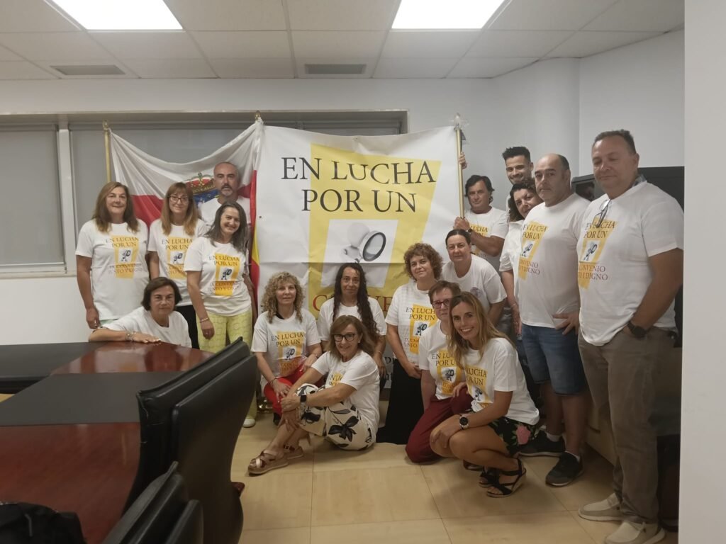 Representantes del comité de empresa del Gobierno de Cantabria durante el encierro de protesta en la sede de Peña Herbosa.