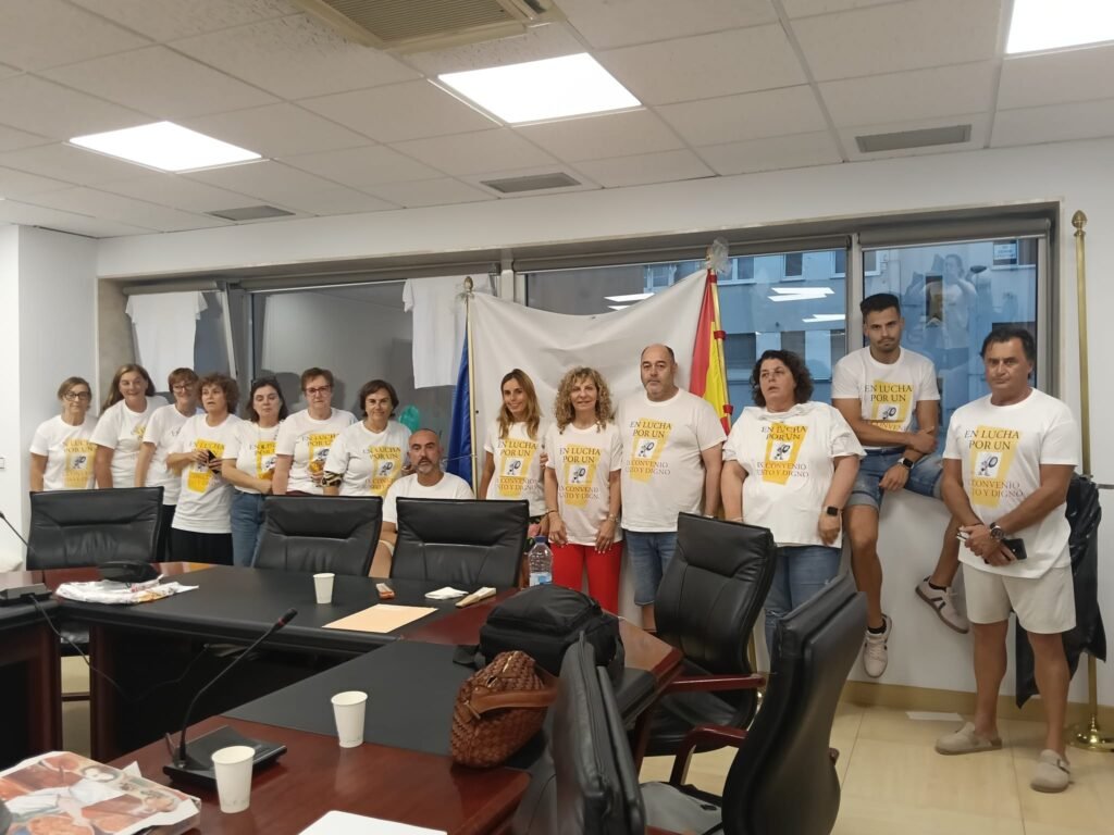 Representantes del comité de empresa del Gobierno de Cantabria durante el encierro de protesta en Peña Herbosa.