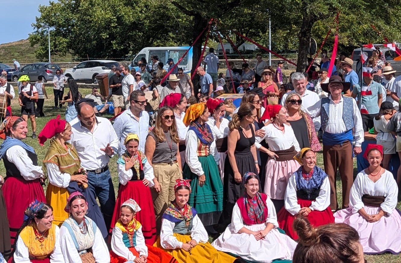 La Romería del Faro reúne en Mataleñas folclore, música, artesanía y gastronomía cántabra