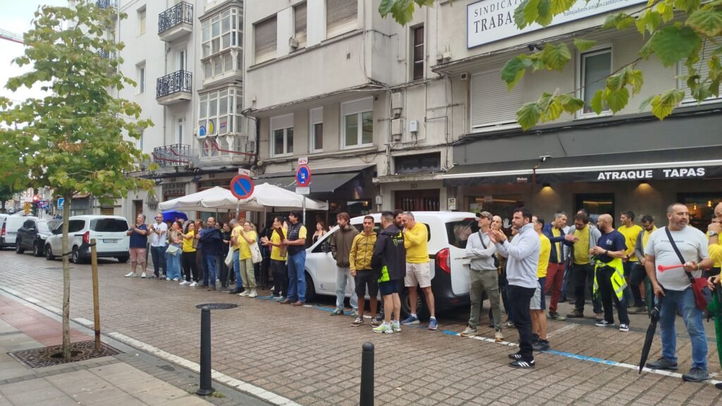 Trabajadores del Gobierno de Cantabria concentrados en apoyo al comité de empresa durante el encierro