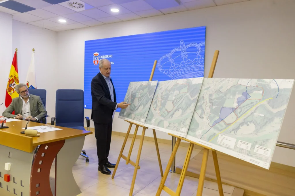 Eduardo Arasti explica la propuesta del Gobierno de Cantabria para crear más suelo industrial en el polígono Federico Cobo.