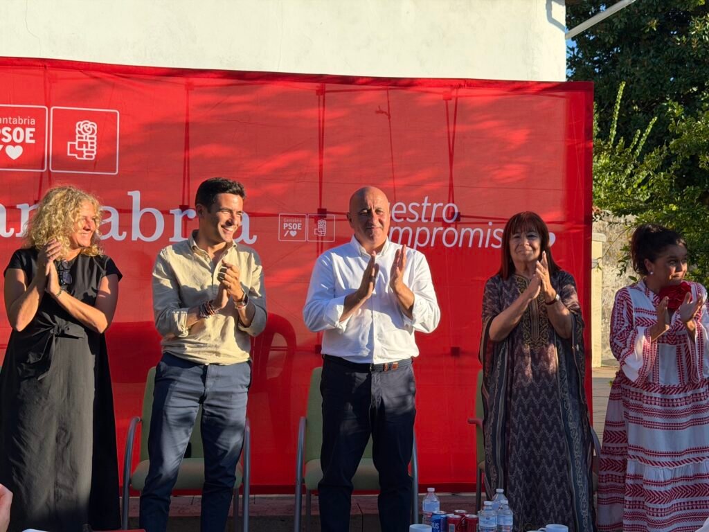 Agustín Molleda, Pedro Casares y Cristina Narbona durante el acto del PSOE en Viérnoles.