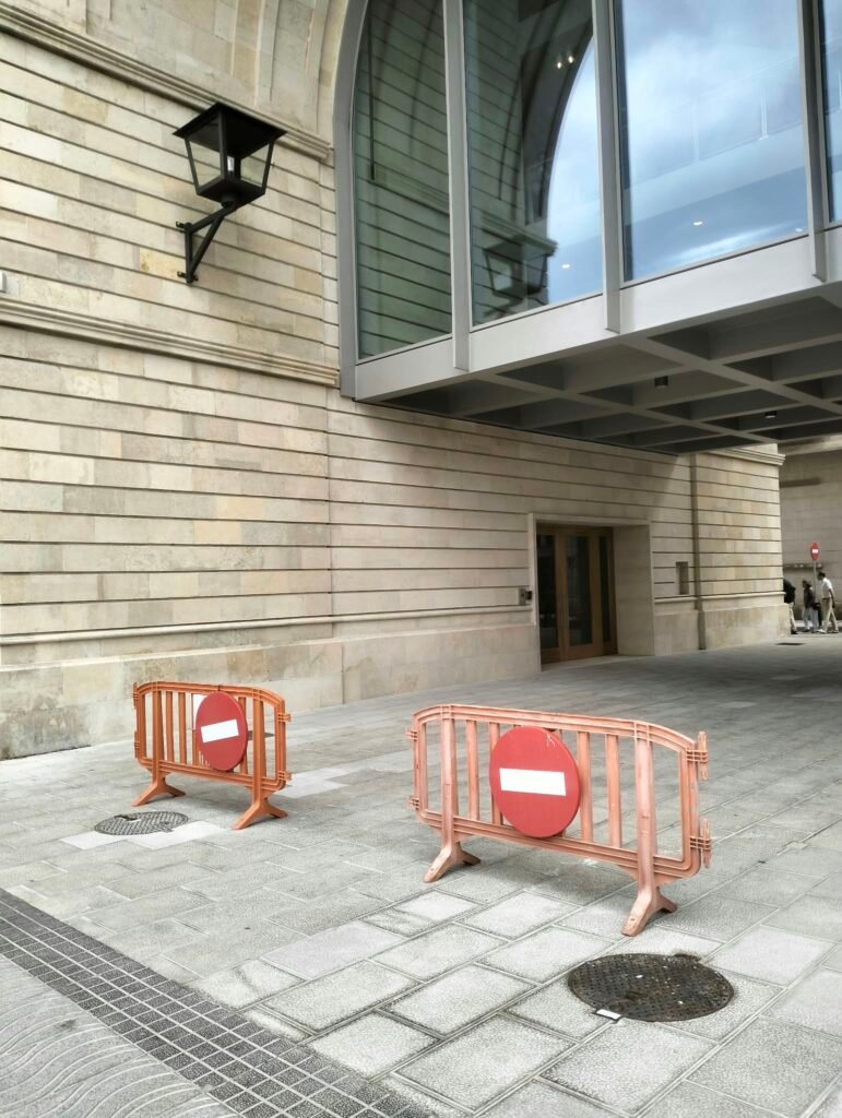 Barreras de tráfico instaladas frente a Faro Santander en Santander