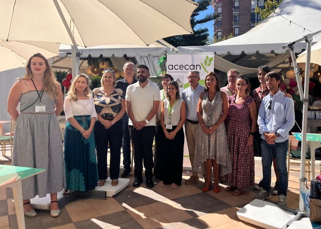 Paula Fernández Viaña junto a representantes de la Asociación de Celíacos de Cantabria en Torrelavega.