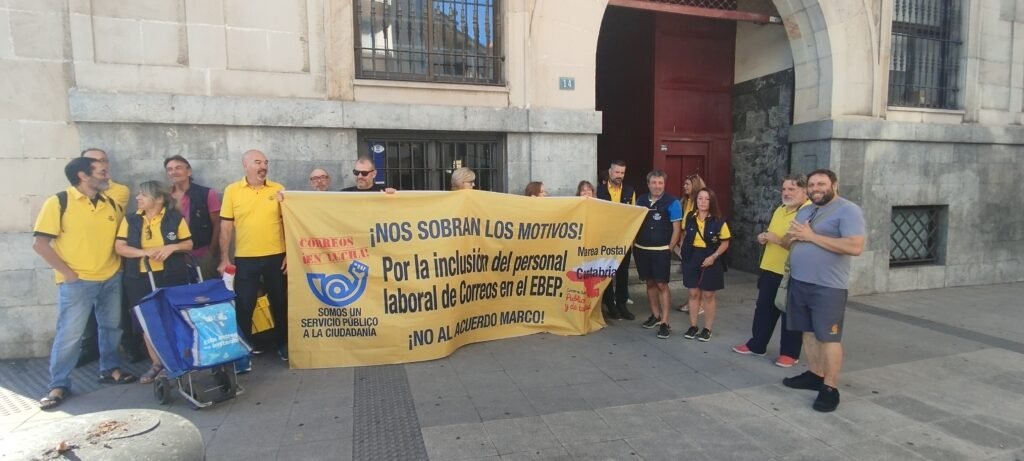 Trabajadores de Correos de Torrelavega durante la concentración convocada por Marea Postal Cantabria