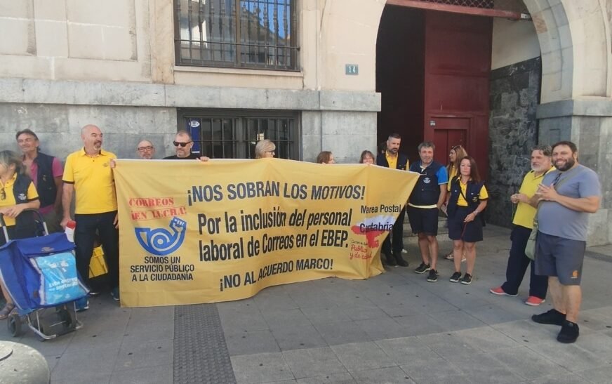 Trabajadores de Correos de Torrelavega reclaman su inclusión en el EBEP y un servicio público