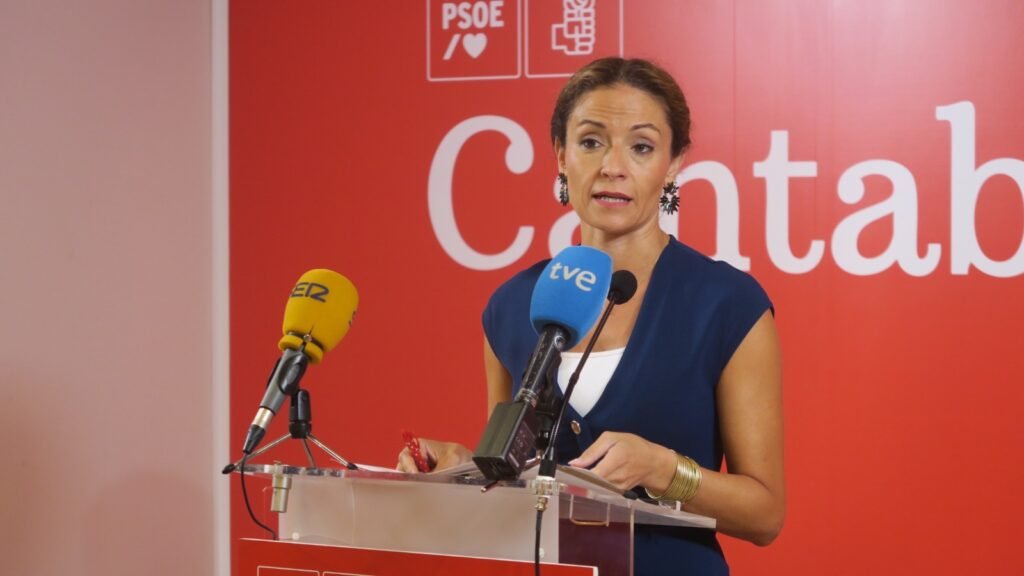 Ainoa Quiñones durante la rueda de prensa del PSOE de Cantabria