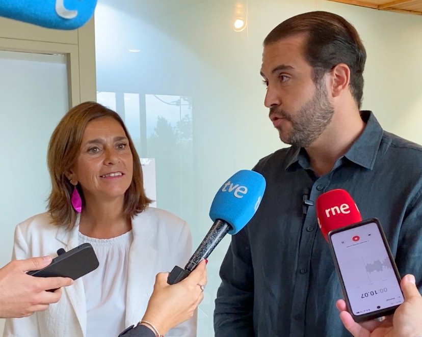Paula Fernández Viaña junto a Eduardo Lamadrid durante la reunión sobre viviendas turísticas en Cantabria.