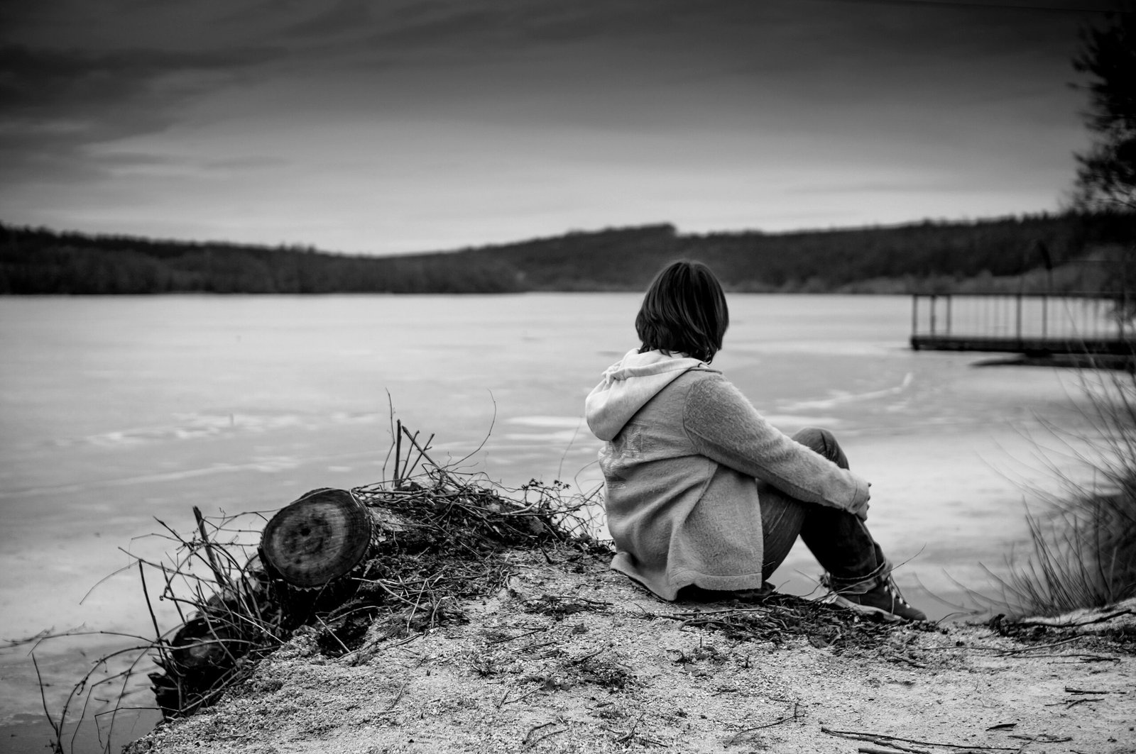Persona sola en blanco y negro, reflejando la soledad y la sensación de no sentirse visto