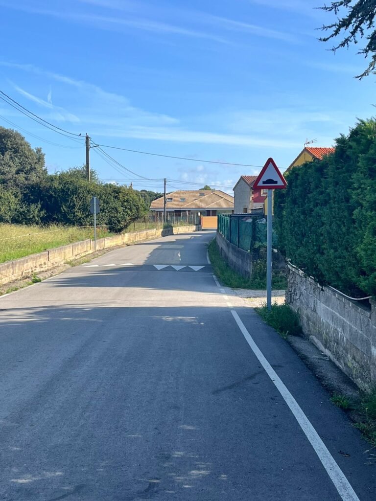 Calle San Agustín de Prezanes, donde IU Bezana propone medidas para mejorar la seguridad vial