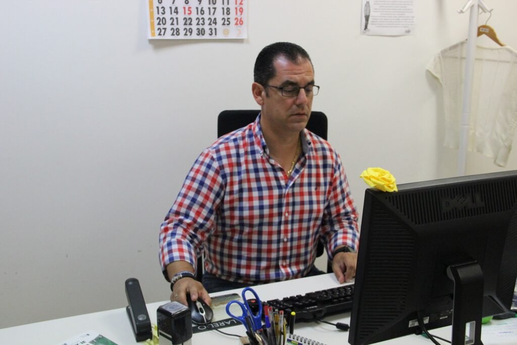 Benito Ortiz en su despacho de concejal del Ayuntamiento de Laredo