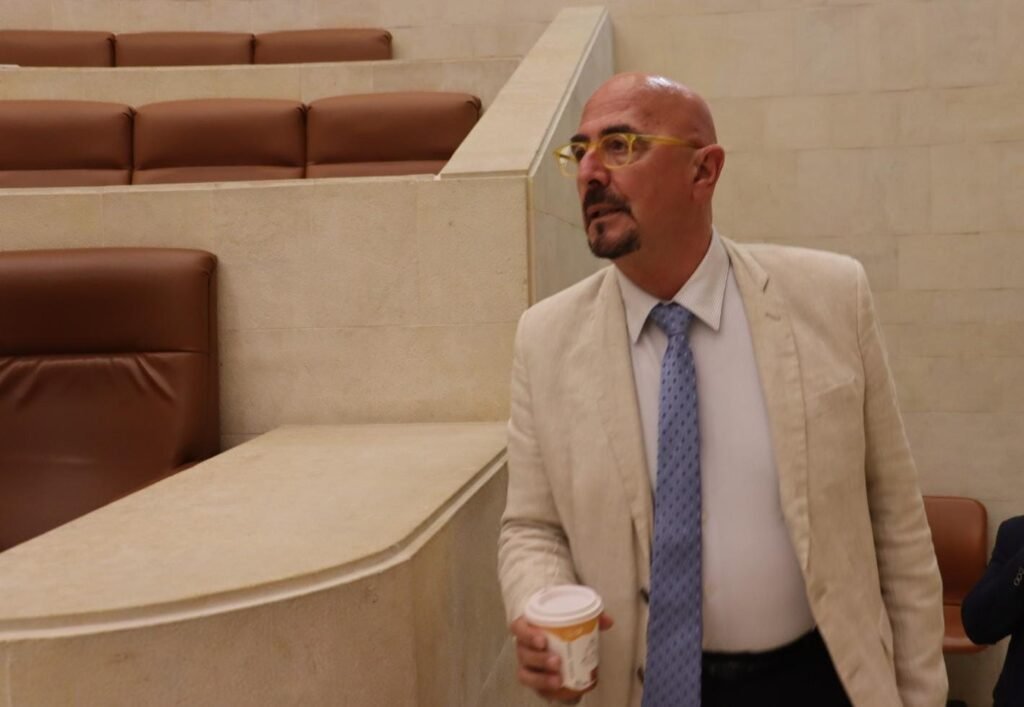 César Pascual llegando al hemiciclo del Parlamento de Cantabria