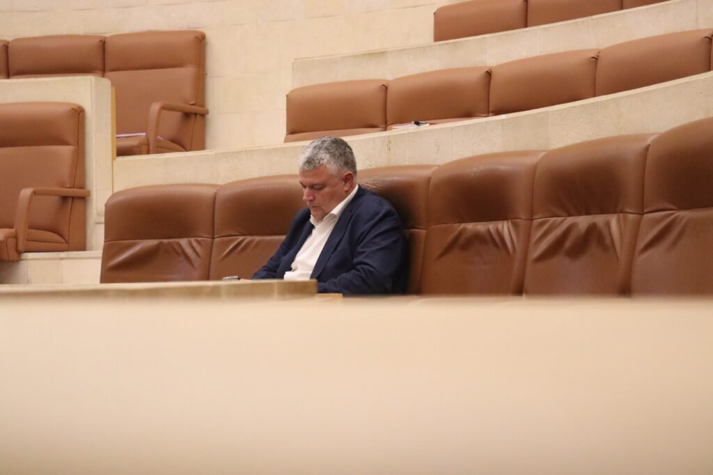 Luis Ángel Agüeros sentado en su escaño en el Parlamento de Cantabria