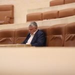Luis Ángel Agüeros sentado en su escaño en el Parlamento de Cantabria