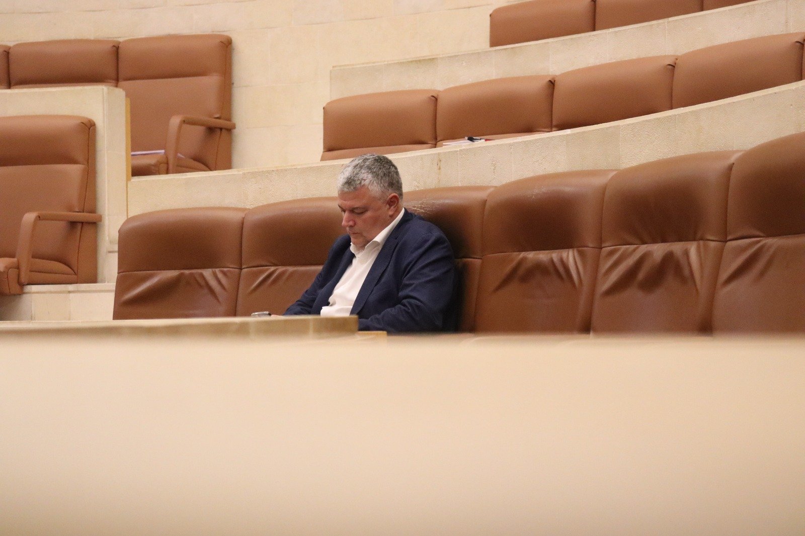 Luis Ángel Agüeros sentado en su escaño en el Parlamento de Cantabria