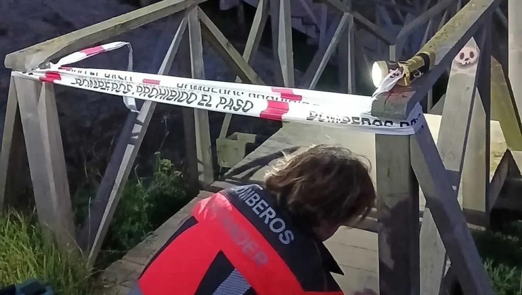 Bomberos de Santander acordonan la pasarela del Puente del Diablo | Fuente: Bomberos de Santander