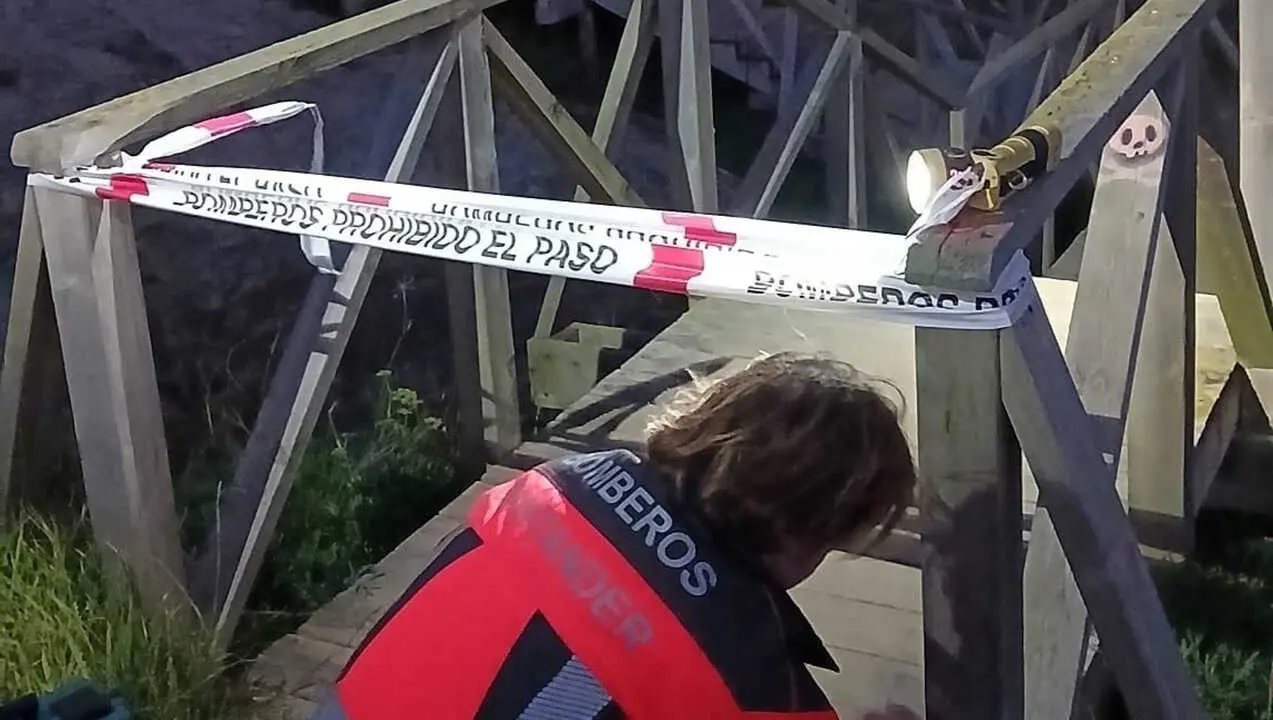 Bomberos de Santander acordonan la pasarela del Puente del Diablo | Fuente: Bomberos de Santander