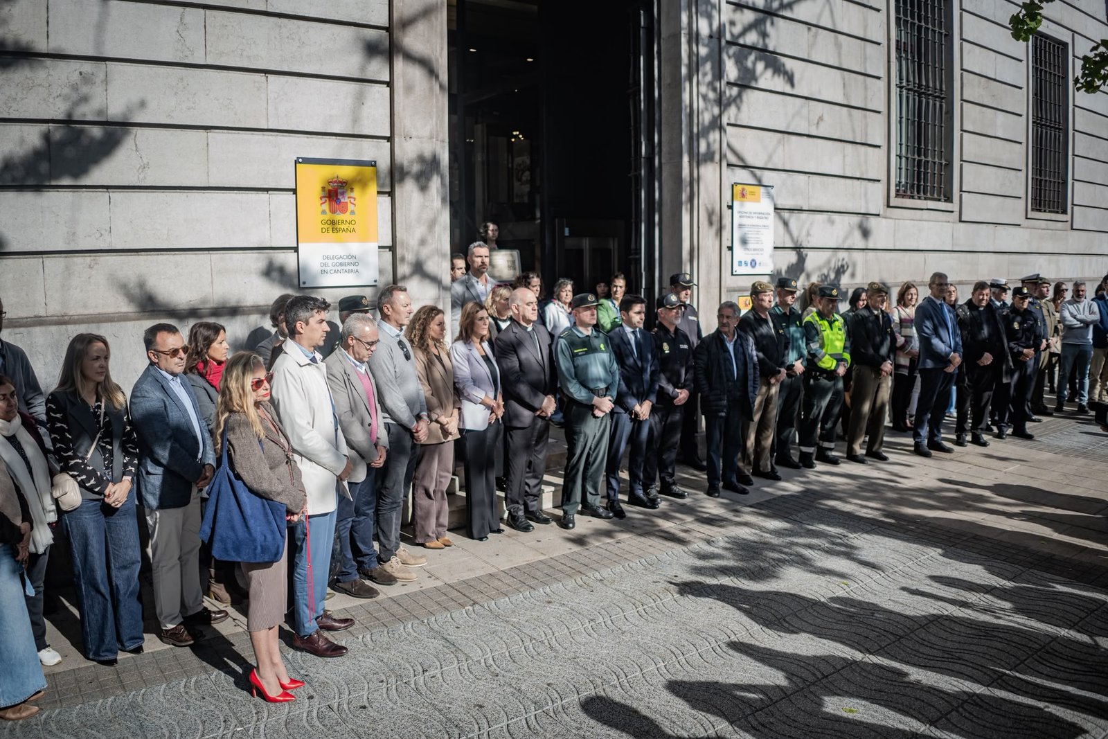 Minuto de silencio en la Delegación del Gobierno en Cantabria por las víctimas del accidente ferroviario de Toledo.