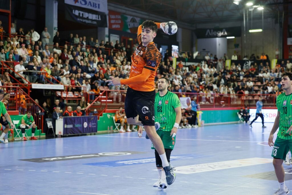 Jokin Aja, jugador del Bathco BM Torrelavega, durante un encuentro de balonmano
