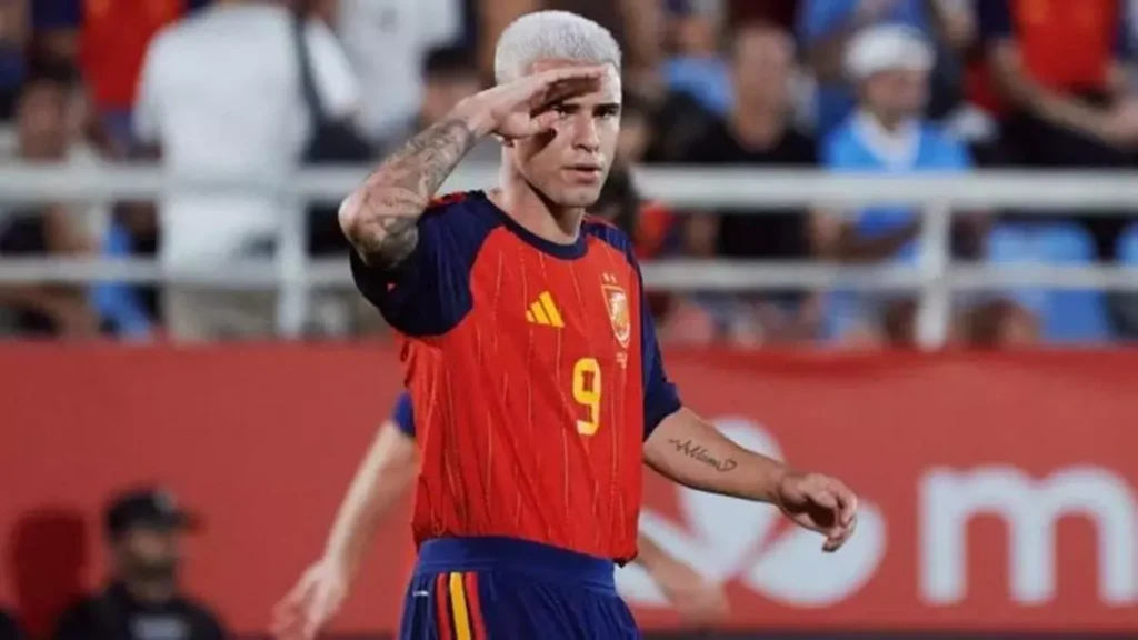 Pablo García celebra uno de sus tres goles con España sub-21 ante Rumanía