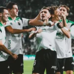 Iván Martín celebra con sus compañeros el segundo gol del Racing de Santander ante el Valencia CF en El Sardinero.