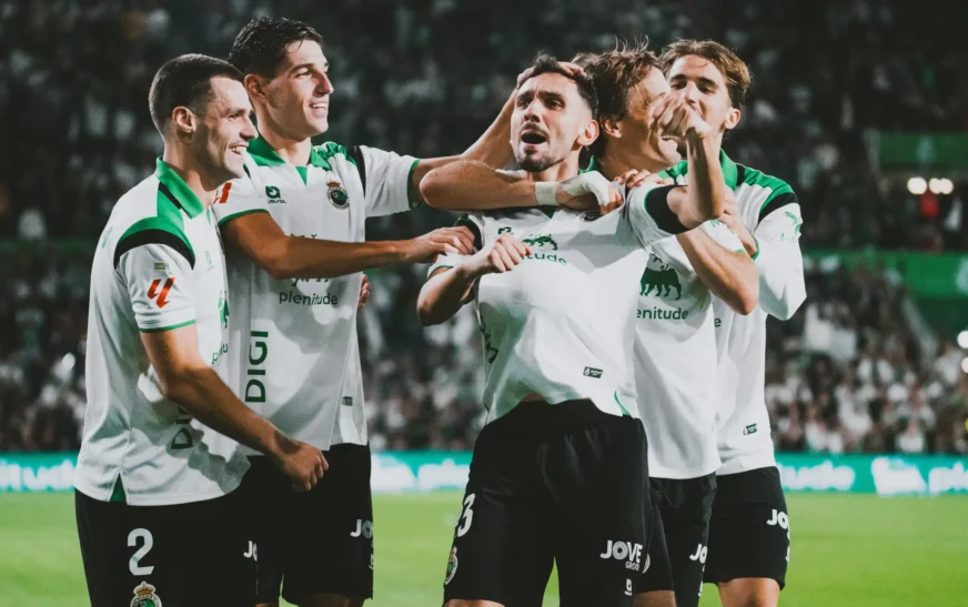 Dos errores defensivos dejan al Racing sin los tres puntos ante el Valencia