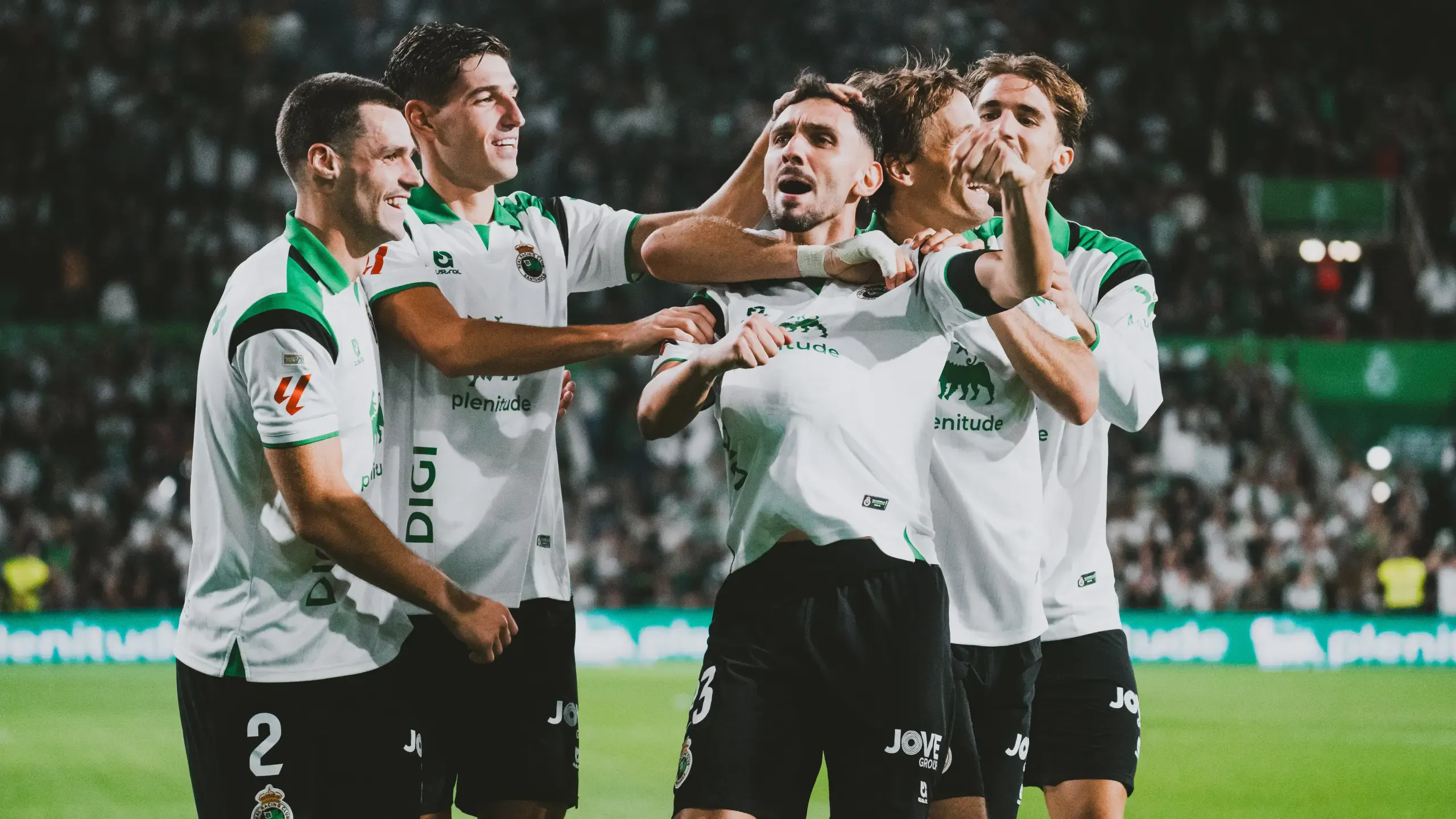 Iván Martín celebra con sus compañeros el segundo gol del Racing de Santander ante el Valencia CF en El Sardinero.