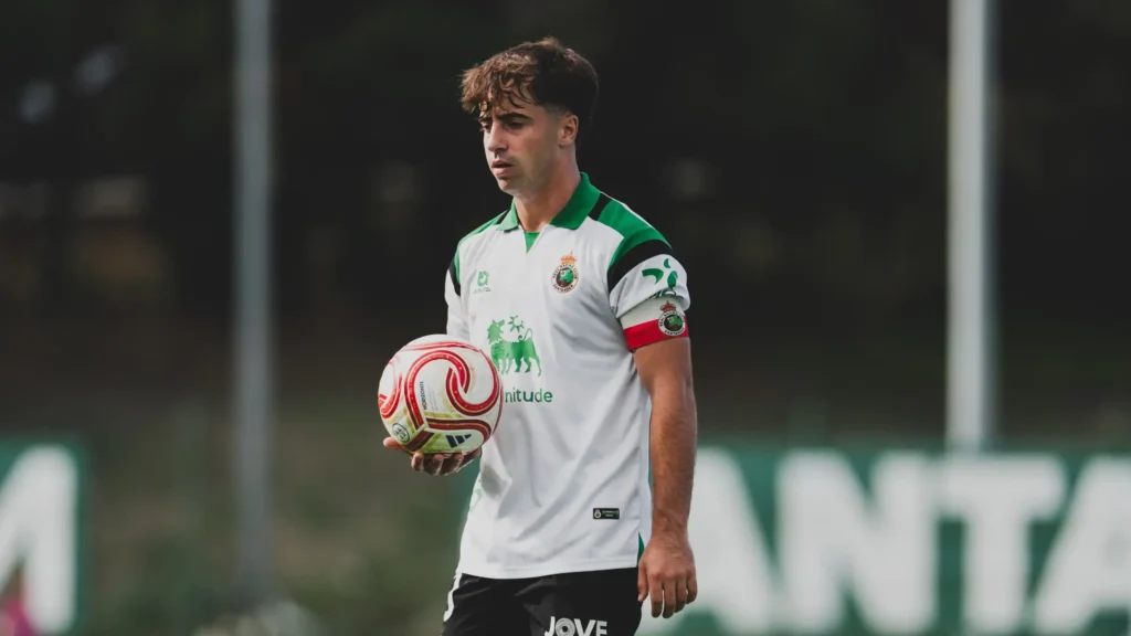Capitán del Rayo Cantabria con el balón en la mano durante un partido.