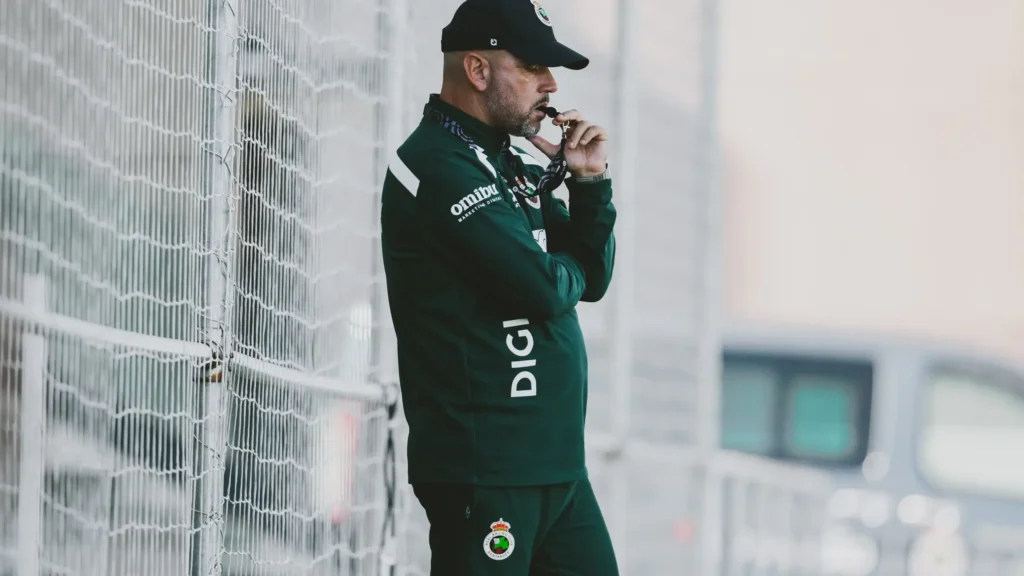 José Alberto López, entrenador del Racing de Santander, durante un entrenamiento del equipo.