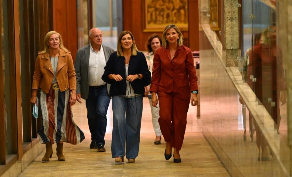 María José Sáenz de Buruaga y Alicia García durante la reunión del PP de Cantabria, con María José González Revuelta llegando al encuentro.