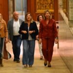 María José Sáenz de Buruaga y Alicia García durante la reunión del PP de Cantabria, con María José González Revuelta llegando al encuentro.