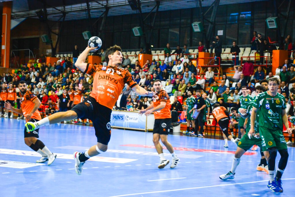 Isidoro Martínez durante el partido entre el Bathco BM Torrelavega y el Rebi BM Cuenca en El Sargal.