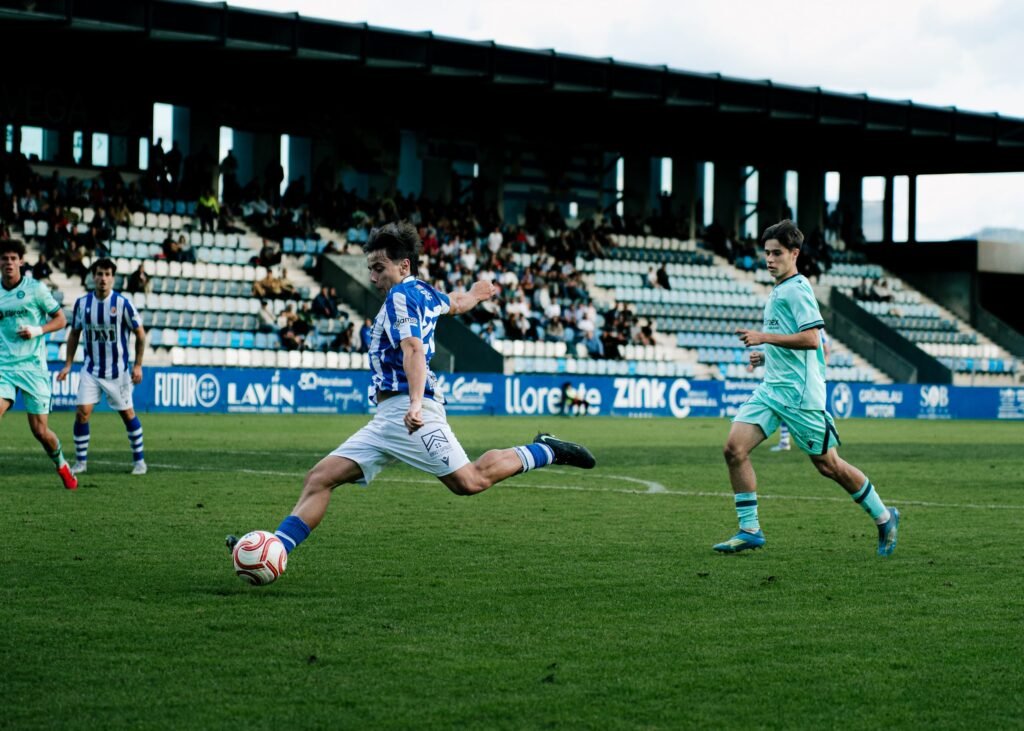 Samu Pedraja golpea el balón durante el partido de la Gimnástica de Torrelavega contra el Deportivo Alavés B en El Malecón.