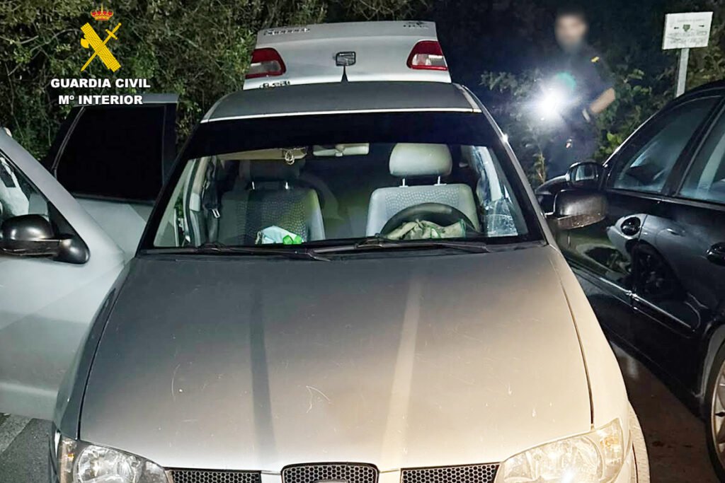 Agentes de la Guardia Civil inspeccionan un vehículo durante la investigación de los robos.