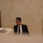 Armando Blanco, diputado de Vox, llega al hemiciclo del Parlamento de Cantabria.