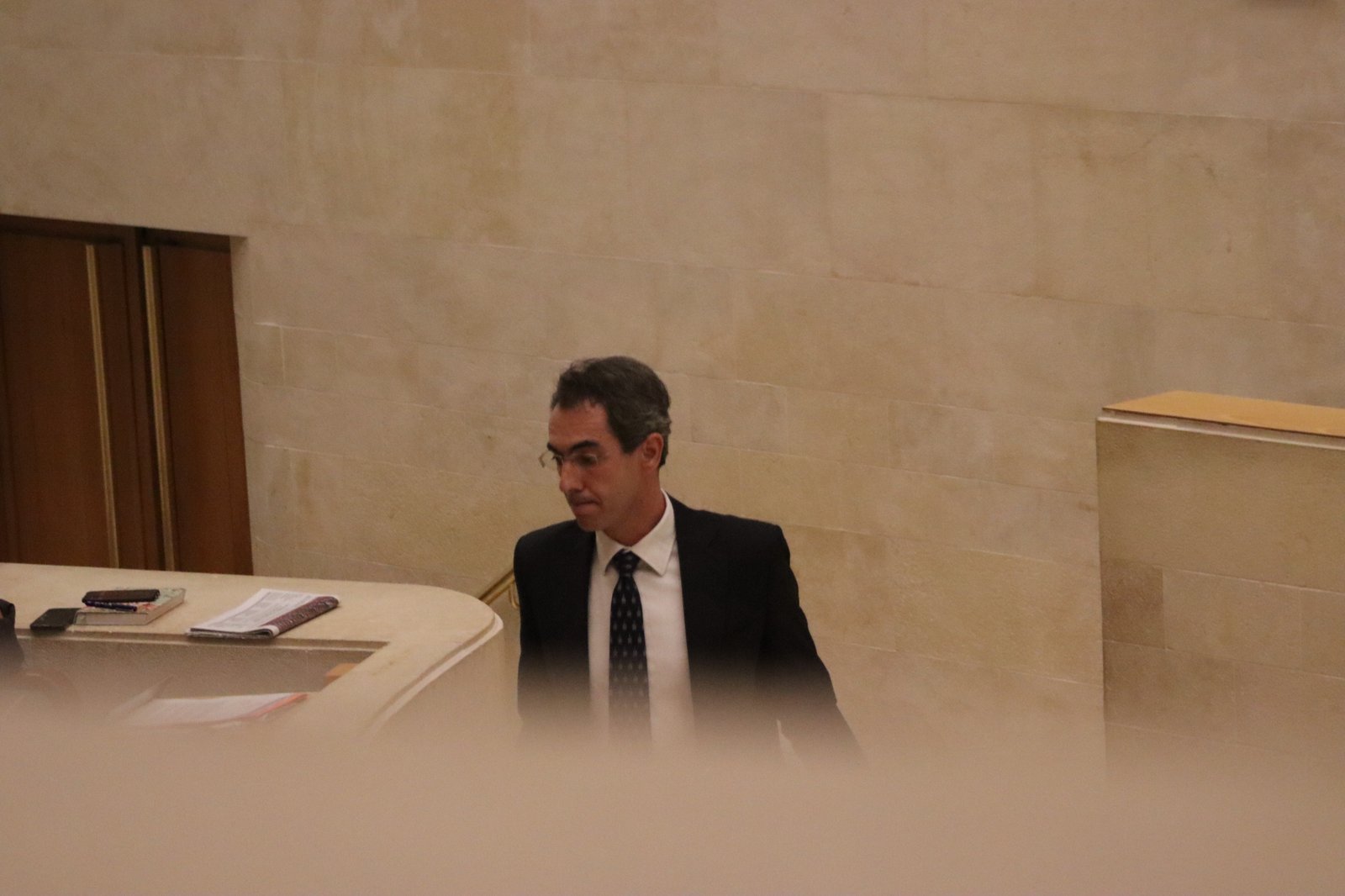 Armando Blanco, diputado de Vox, llega al hemiciclo del Parlamento de Cantabria.