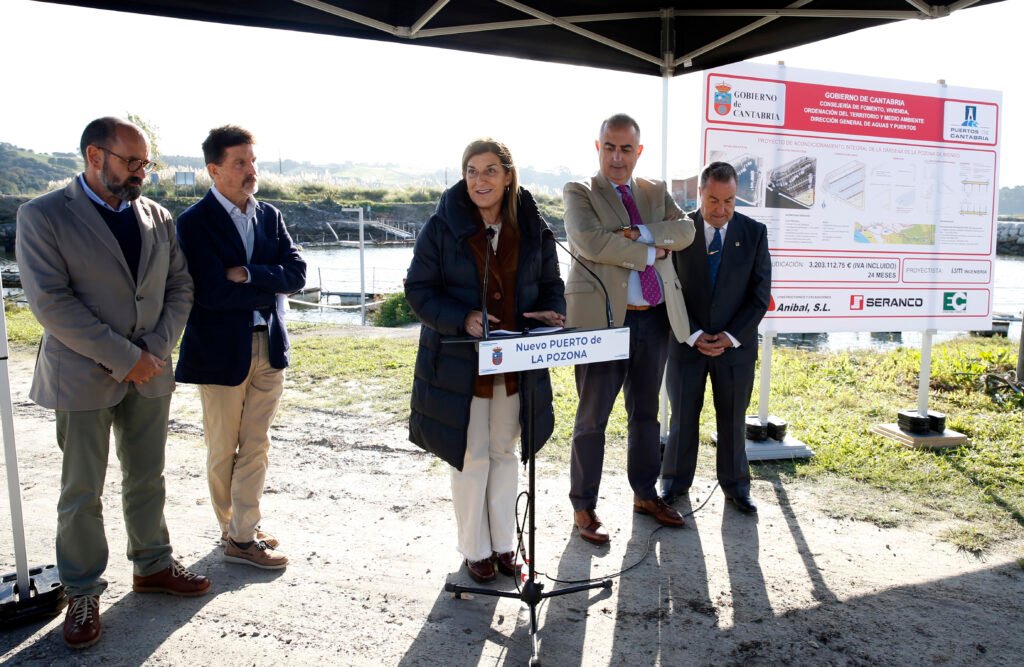 María José Sáenz de Buruaga, presidenta de Cantabria, durante su intervención en el acto de inicio de la segunda fase de las obras del puerto de La Pozona de Cuchía, en Miengo.