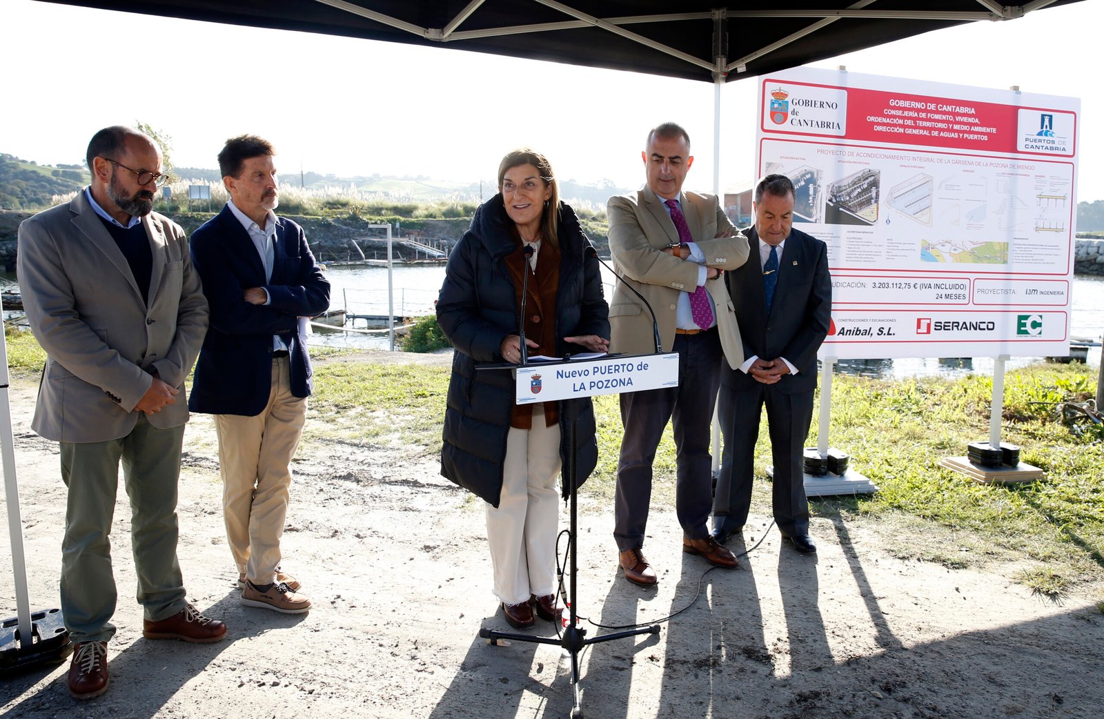 María José Sáenz de Buruaga, presidenta de Cantabria, durante su intervención en el acto de inicio de la segunda fase de las obras del puerto de La Pozona de Cuchía, en Miengo.