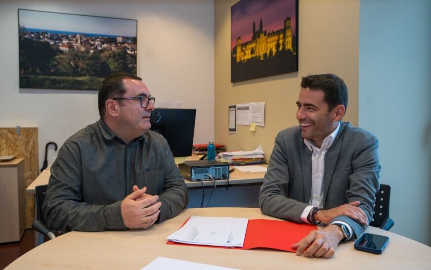 Comillas aprueba una segunda moción del PSOE para impulsar la declaración de zona tensionada