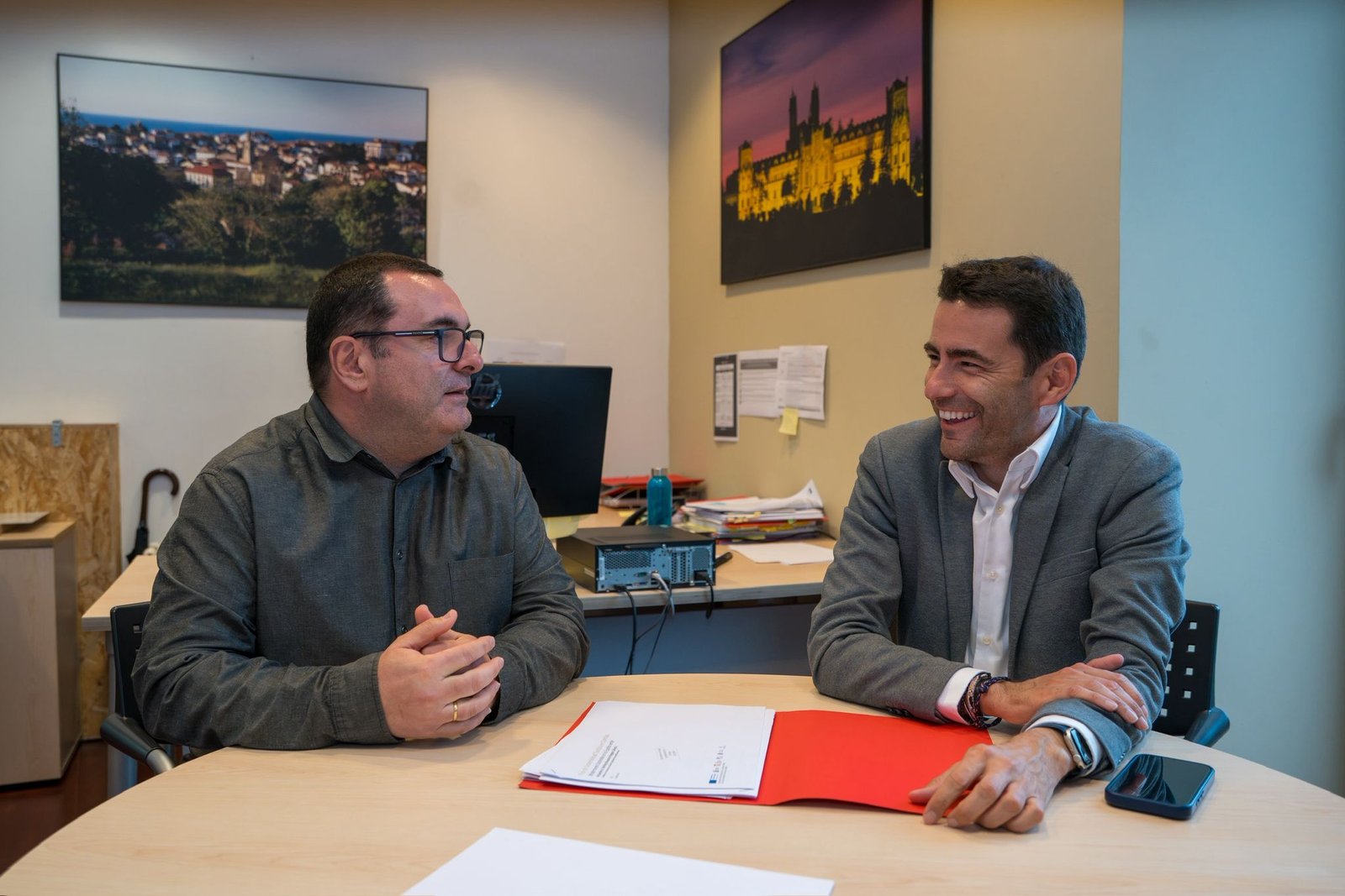 Julián Rozas, secretario general del PSOE de Comillas, junto a Pedro Casares.