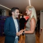 Pedro Casares y Susana Herrán se dan la mano durante un acto del PSOE de Cantabria.