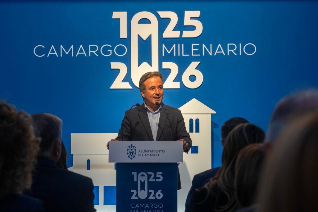 Diego Movellán, alcalde de Camargo, durante la presentación de la exposición ‘Camargo Milenario’ en el Centro Cultural La Vidriera.