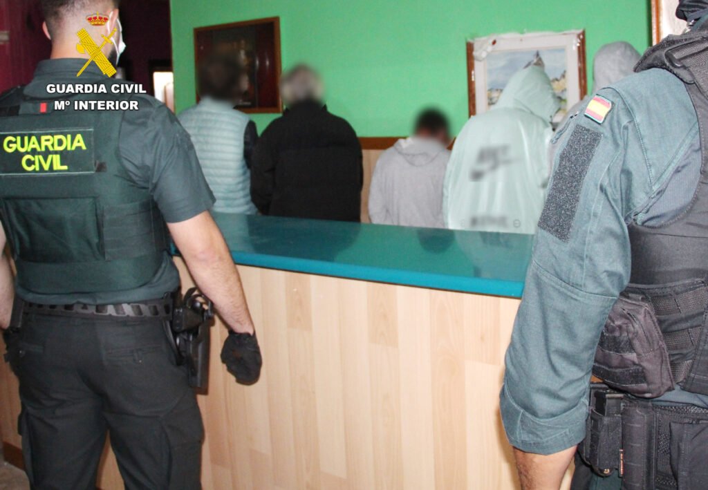 Agentes de la Guardia Civil detienen a varios sospechosos durante la operación Pucero en Cantabria.