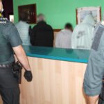 Agentes de la Guardia Civil detienen a varios sospechosos durante la operación Pucero en Cantabria.