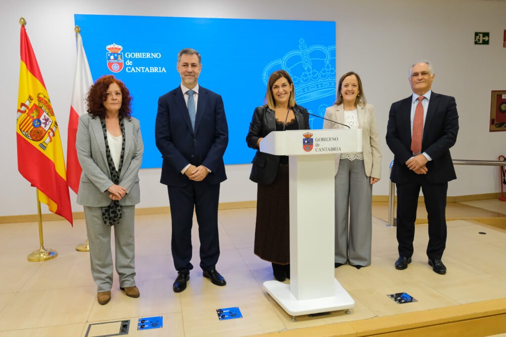 María José Sáenz de Buruaga junto a los consejeros salientes y entrantes del Gobierno de Cantabria durante la rueda de prensa sobre los relevos.