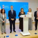 María José Sáenz de Buruaga junto a los consejeros salientes y entrantes del Gobierno de Cantabria durante la rueda de prensa sobre los relevos.