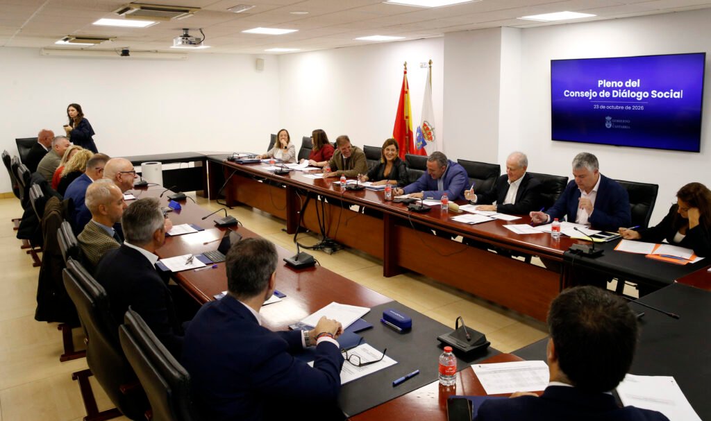 María José Sáenz de Buruaga preside el pleno del Consejo del Diálogo Social para presentar el presupuesto autonómico de Cantabria de 2027