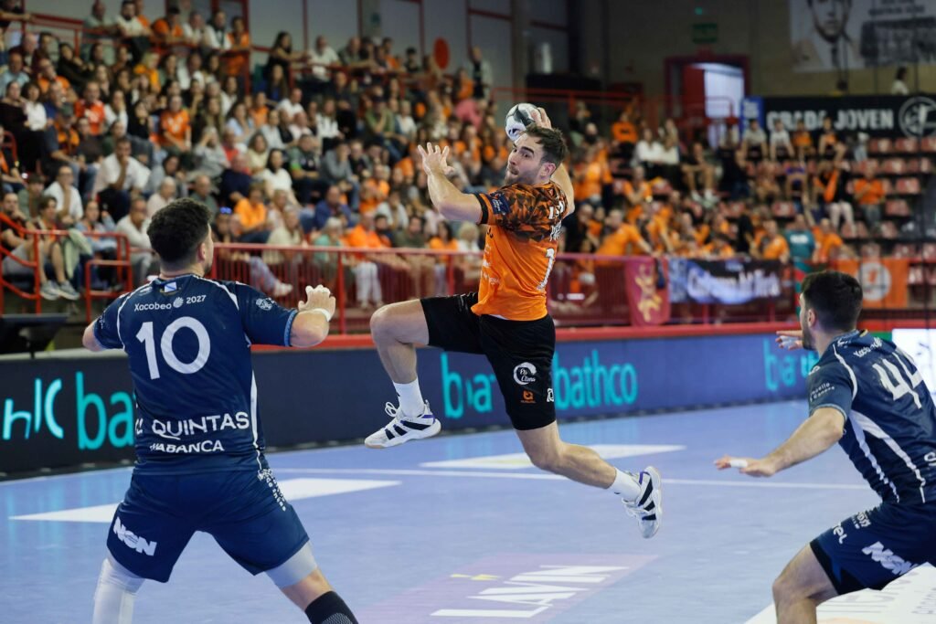 Jakub Prokop, jugador del Bathco BM Torrelavega, durante un partido de balonmano.